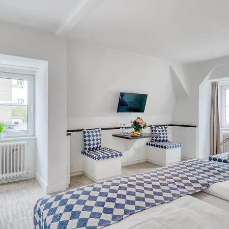 Hotel Strandschloesschen 3*